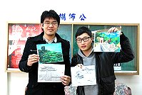 　文化局替代役蘇吉佑（圖左）利用空檔在南竿四處寫生作畫，不但為馬祖留下寫生景致，也讓自己服役不留白。（圖／文：劉秋月）