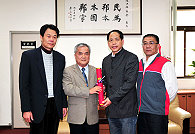 　陳貴忠、曹以標當選第五屆正副議長，內政部民政司科長林朝舜特別代表部長江宜樺，來馬頒贈當選證書。（圖／文：曹重偉）