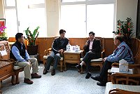 　為落實競選政見，議員曹爾章昨拜會縣長楊綏生，表達馬祖年輕一代對自有住宅的強烈需求；楊綏生指示副縣長成立推動小組，協助民間解決興建集合式住宅所面臨的各項問題。（圖／文：劉秋月）
