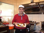 福澳一家簡餐業者推出大雞腿飯招攬顧客。(圖/文:邱竟瑋)