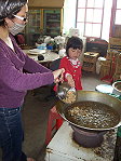 丁香干貝醬的製作過程,葉小姐和女兒等同心協力。(圖/文:邱竟瑋)