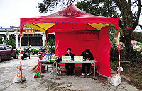 清明連假是民眾掃墓祭祖巔峰時刻,南竿鄉公所特別在成功山公墓設置簡易服務站提供掃墓用具,歡迎民眾多加利用。(圖/文:曹重偉)