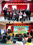 慶祝兒童節,仁愛國小熱鬧一整天!慶生會、尋寶遊戲、歌唱比賽,還選出今年各年級模範兒童。(圖/文:劉秋月)