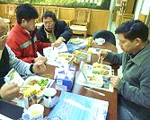 為配合四月七日即將召開之經建會離島建設指導委員會會議,縣長楊綏生與縣府團隊假日加班討論媽祖昇天祭等案,中午更以一百元便當簡單果腹,希望能抓緊時間、掌握時效,提早完成各項預定之縣政工作目標。(圖/文:劉秋月)