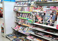 　幾位家長投訴便利商店雜誌區「太清涼」，希望業者方面能另闢「成人專區」或是改變陳列方式，讓未成年者不會這麼輕易看見。（圖／文：曹重偉）