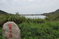 　春雨不斷，北竿&#22338;里水庫已達滿水位。（圖／文：陳鵬雄）