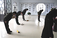 　南竿鄉各界於成功山民眾公墓祭堂舉行清明春祭典禮，由鄉長朱秀平主祭，全場行三鞠躬禮向先人表達追思及敬意。（圖／文：曹重偉）