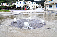 　一場大雷雨讓南竿積水處處，珠螺村路面還會冒出泉水，原來是雨水過多讓下水道一時無法宣洩就從水溝蓋氣孔湧出，形成有趣的情景。（圖／文：曹重偉）