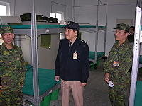 　 參謀總長林一級上將十日親自蒞馬，視導防區防務及女性官士兵生活空間與休閒設施規劃情形，並頒發加菜金以慰勉防區官兵平日工作辛勞。（圖／文：張力天）