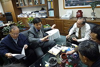 　縣長楊綏生昨日被困松山機場，特別前往民航局，突顯馬祖空中交通問題，向民航局副局長王德和（著白色襯衫者）提出北竿機場設置滑降台、南竿機場開放儀降、闢建可供B737等級機型起降的4C機場等方案。（圖：連江縣政府提供）