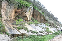 　環島北路一路段巨大岩盤處於順向坡，應及早預防滑動。（圖／文：陳鵬雄）