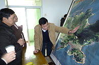 為突破黃岐航線困境,縣長楊綏生昨日走訪黃岐鎮;黃岐鎮書記吳賢鵬親自向楊綏生介紹港埠設施、產業概況;楊綏生主張應避開一級口岸名稱,兩縣務實爭取馬祖-黃岐航線。(圖:連江縣政府提供)