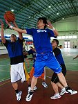 　東引鄉戒菸盃籃球賽四強決賽，球員賣力爭取勝利。（圖／文：陳其敏）