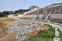 　北竿鄉民眾公墓前方空地遭營造廠棄置工程土石，影響景觀。（圖／文：陳鵬雄）