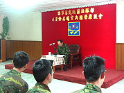莒指部指揮官陳將軍為屆退官兵弟兄實施精神講話,勉勵弟兄們邁開步伐,迎接新生活的挑戰,期能達成「在營為良兵,返鄉為良民」的目標。(圖/文:林怡豪)