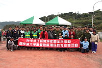 　連江縣政府舉辦「99年連江縣清淨家園全民運動」，馬防部在指揮官羅中將帶領下，與馬祖鄉親一同淨灘打掃。（圖╱文：張力天）