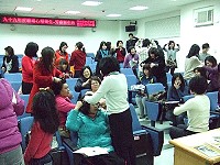　衛生局上週末舉辦芳療講座，專業芳療講師帶領大家認識精油的正確使用方式，更帶領大家實際學習一套頭頸肩的放鬆按摩，只見大家互相幫忙，效果似乎不錯。（圖／文：劉秋月）