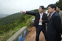 　縣長楊綏生昨日考察大陸平潭島，圖中平潭縣長陳文波向楊綏生介紹平潭綜合實驗區各項重大公共基礎建設。（圖：連江縣政府提供）