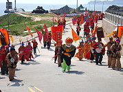 　東莒熾坪境福德宮龍角峰五位靈公謁祖進香之旅圓滿落幕，陣頭組依擺暝陣仗護送五位靈公金身及香爐回宮。（圖／文：林冰芳）