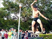 街頭馬戲,黃明正10歲學雜技,與同學成立劇場,下鄉台灣行自費表演5個月,預計八月來馬。(圖:黃明正的部落格http://www.wretch.cc/album/momento)