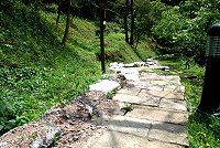 　東引鄉泰山府森林步道用來阻水的沙包破損嚴重，民眾反映趕快清理。 （圖／文：陳其敏）