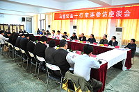 　縣議會大陸參訪團拜會對岸「連江縣」，受到人大常委會主任邱德光等人的熱情歡迎，並因應所提建議邀集相關單位主管列席座談會當面提出說明。（圖：連江縣議會提供）
