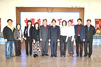 　議長陳貴忠率議會參訪團前往鄉親開設的「福建南湖酒業有限公司」參訪，並為董事長陳明華（右五）加油打氣。（圖：連江縣議會提供） 