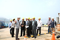 　福建省主席薛承泰一行馬不停蹄，昨一早在縣長楊綏生等人陪同下，在福澳碼頭視察正在施工中的S2碼頭改善工程。（圖／文：劉秋月）