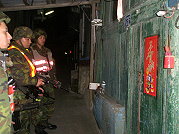 莒指部配合行軍巡邏,會同警方、海岸巡強化村落家戶巡守。(圖:莒光指揮部提供)