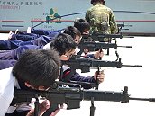 　馬中進行實彈射擊體驗活動，學生興奮緊張不已，學校感謝馬防部的協助與支援，讓學生的實彈體驗順利圓滿。（圖：馬祖高中提供）