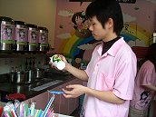 一間連鎖冷飲業者推出「鮮奶四君子」,宣稱多種配料精心搖製。(圖/文:邱竟瑋)