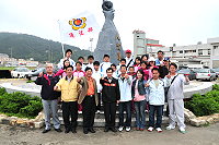 　馬祖小將出征去！去年勇奪校際運動會樂樂棒球冠軍的莒光聯隊，代表地區赴台參加於台中市舉辦的全國總決賽，行前縣長楊綏生特別前往碼頭為他們加油打氣。（圖／文：曹重偉）
