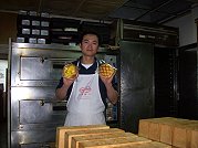 巧克力菠蘿和巧克力墨西哥兩種麵包廣受地區學子歡迎。(圖/文:邱竟瑋)