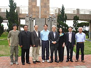 財團法人罕見疾病基金會副董事長曾敏傑與省政府主席薛承泰訪視&#22338;里國小。（圖：&#22338;里國小提供）