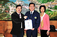海關多項便民措施幕後推手—基隆關稅局馬祖辦事處秘書周家屏奉調返台,楊綏生特贈送馬祖好酒,希望雙方情誼長長久久。(圖/文:曹重偉)