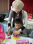 「幸福魔法蛋糕」成為瑪利亞基金會與仁愛等地區小學的善心橋樑。圖為昨天的仁愛國小親子活動。(圖/文:邱竟瑋)