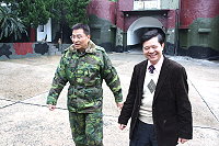　馬防部指揮官羅中將與縣長楊綏生二十三日於馬祖防衛指揮部，針對地區防災機制及軍民整合進行研析，共同討論各項災害防救緊急處置與後續作為。（圖／文：巫冠瑩）