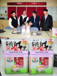 民政局「兒童及少年法律常識暨福利措施有獎徵答宣導活動」舉辦公開抽獎,由專員李依寶、政風室主任詹政曇、消保官張龍德等人共同抽出三百位幸運兒,每人可獲台東縣正宗池農米兩包。(圖/文:曹重偉)