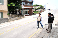 　介壽村中隴路段車速相當快，鄉代陳錦泰特別邀請交通局代表前往現勘，建議在下坡路段加裝兩道的跳動路面，以有效減緩車速。（圖／文：曹重偉）