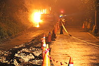 　北竿環島北路工地一部停在路肩怪手，26日晚間在無人操作情況下自燃。（圖／文：陳鵬雄）