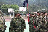北指部指揮官趙將軍於塘岐運動場提醒演訓期間安全規定,並下達操演初動訓令。(圖/文:高玉麟)