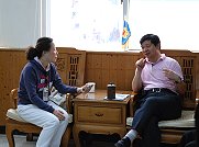 金馬戰地文化被文建會列為申請世界文化遺產第一潛力點,《世界遺產雜誌》記者楊夢茹抵馬進行採訪報導,昨天上午並前往縣府拜會縣長楊綏生。(圖/文:劉秋月)