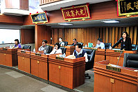 　縣議會第五屆第一次臨時大會開議，全體議員完成報到並共同就此次臨時會議程進行確認及討論。（圖／文：曹重偉）