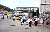 　媽祖聖誕祭祀活動的高潮即將到來，馬港社區發展協會及小艇四中隊昨天清晨用實際行動來「清道」。（圖／文：曹重偉）