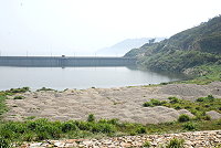 　后澳水庫堆放不明小石子，原來是權屬發生爭議，到底屬於誰的無法釐清所致，工務局昨前往會勘，並表示將儘速與廠商進行協調溝通，找出解決方式。（圖／文：劉秋月）