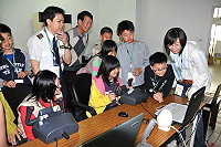 　北竿航空站舉辦飛安宣導活動，小學生親自體驗機場各項工作，並模擬飛行軟體，感受飛行樂趣。（圖／文：陳鵬雄）