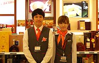 　南竿機場的離島免稅店最快本週五試賣，服務人員也展開訓練。圖為業者在桃園國際機場的免稅店服務員，馬祖方面的制服也將與他們類似。販售項目包括菸、酒、小型禮品和化妝品。（圖：采盟集團提供）