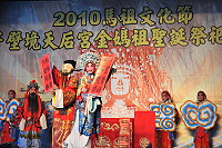 　國光劇團本年度馬祖巡演首場昨天下午二時在芹壁粉墨登場。（圖／文：陳鵬雄）