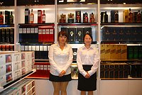 　南竿機場離島免稅店商品到位，服務人員正式上線。（圖／文：邱竟瑋）