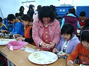 　慶祝母親節，東莒國小邀請媽媽們享受孩子們包的感恩水餃。（圖／文：林冰芳）